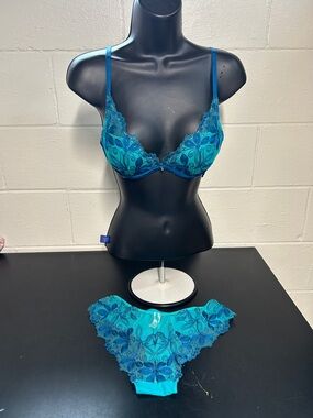 Victoria's Secret Teal Very Sexy plunge Bra & Matching Bikini (size large)